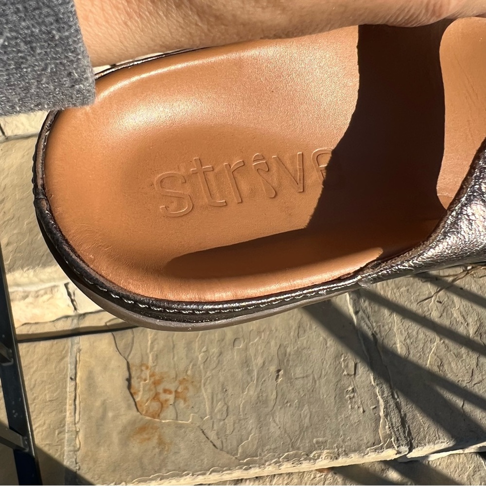STRIVE Comfort Leather Toe-Loop Sandals - Bronze - Picture 3 of 6